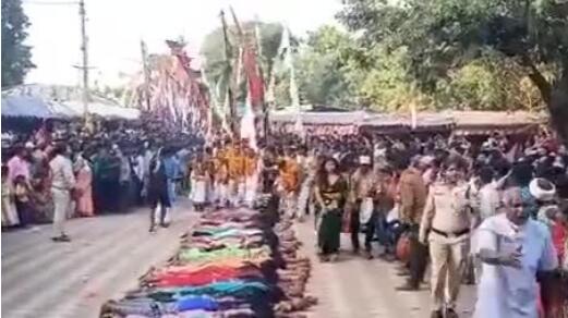 【爭議】印度婦女讓祭司從背上踩過求子,真的管用嗎？