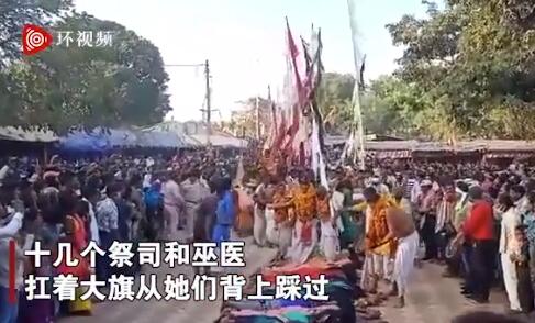 【爭議】印度婦女讓祭司從背上踩過求子,真的管用嗎？