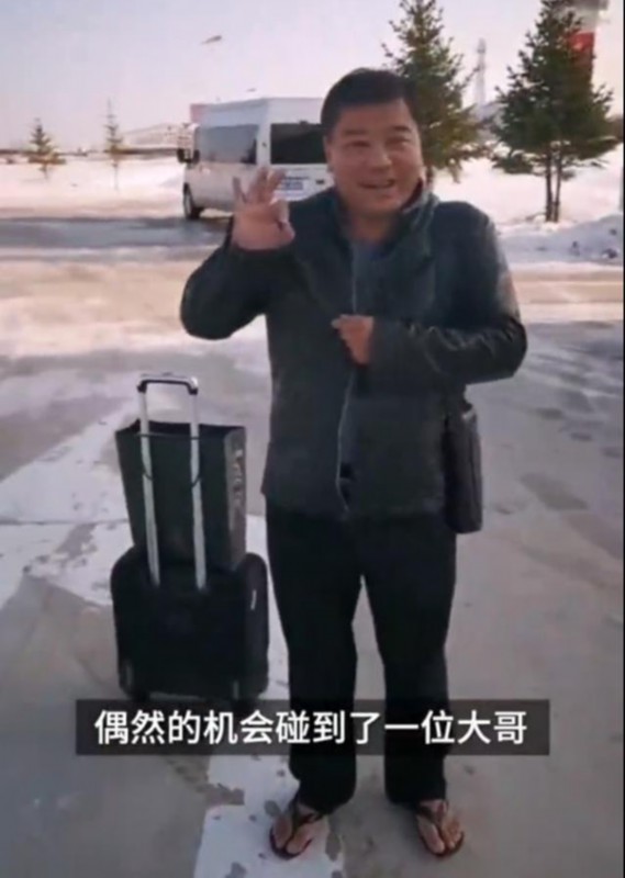 一游客穿人字拖到漠河旅游，網友笑翻！再玩一會 腳都被凍住了
