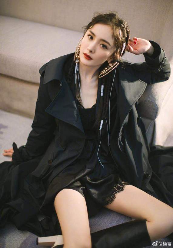 楊冪穿衛(wèi)衣別發(fā)卡變鬼馬減齡少女 手捧蘋果賣萌