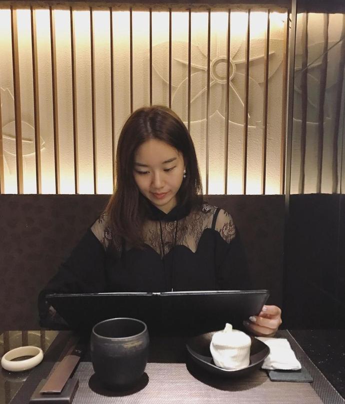 “女大十八變”知名主持孟非罕曬23歲女兒美照
