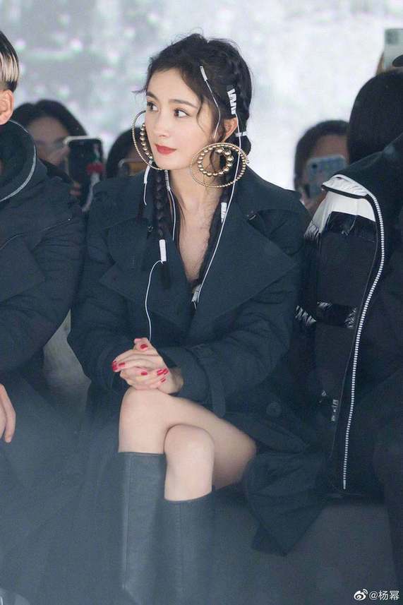 楊冪穿衛(wèi)衣別發(fā)卡變鬼馬減齡少女 手捧蘋果賣萌