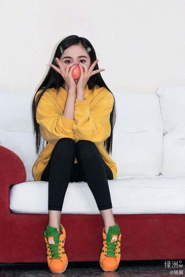 楊冪穿衛(wèi)衣別發(fā)卡變鬼馬減齡少女 手捧蘋果賣萌