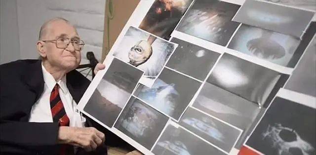 （圖說：布希曼在展示51區外星人的圖像）