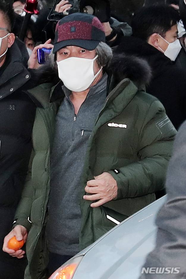 素媛案罪犯打手電筒觀察抗議者 黑暗中盯了1分鐘