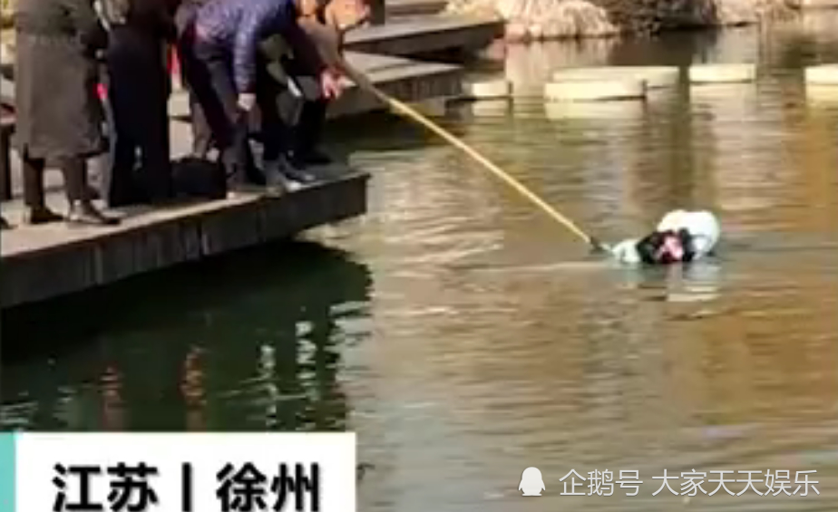 羽絨服還能“救命”？徐州一女子踩空墜湖，因羽絨服漂浮被救