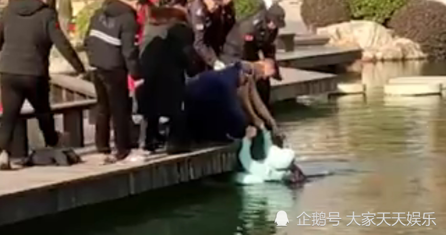 羽絨服還能“救命”？徐州一女子踩空墜湖，因羽絨服漂浮被救