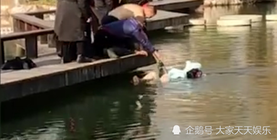 羽絨服還能“救命”？徐州一女子踩空墜湖，因羽絨服漂浮被救