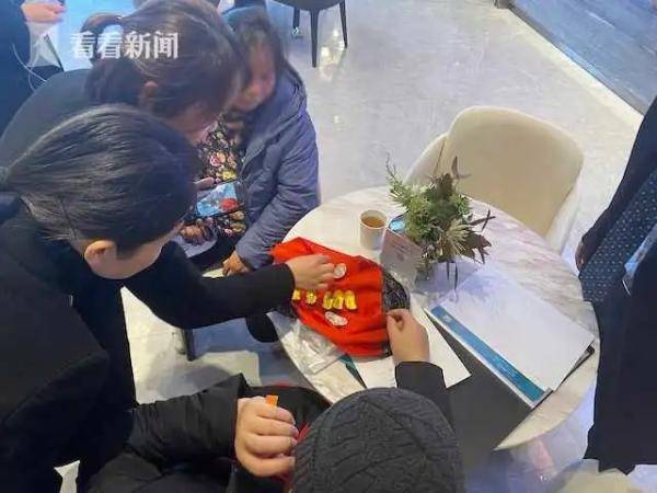 湖南一老人買房用金元寶付款 售樓處的人當(dāng)場看傻了！
