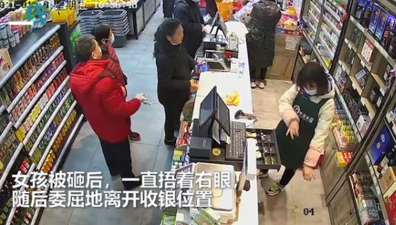 壞人變老了？大爺插隊未遂用菜猛砸收銀員