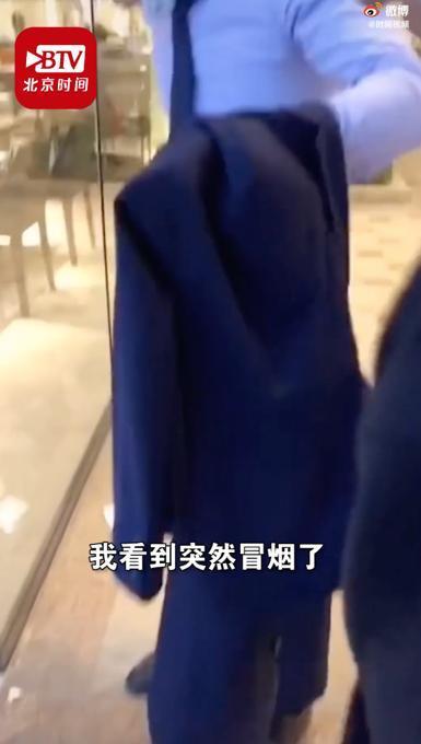差點(diǎn)著火了！廣州一小伙貼7個(gè)暖寶寶后背冒煙，網(wǎng)友：今年真的冷