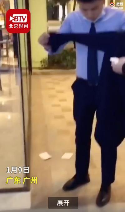 差點(diǎn)著火了！廣州一小伙貼7個(gè)暖寶寶后背冒煙，網(wǎng)友：今年真的冷
