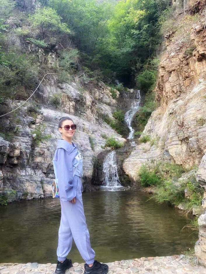 47歲苗圃曬近照妝容精致 富商老公曾送飛機(jī)示愛