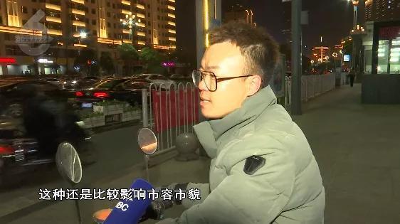這女的“牛”！大白天拿鐵錘砸共享單車 只因“沒帶手機(jī)出門”？