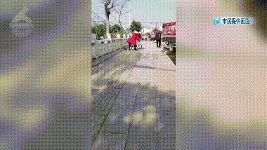 這女的“牛”！大白天拿鐵錘砸共享單車 只因“沒帶手機(jī)出門”？