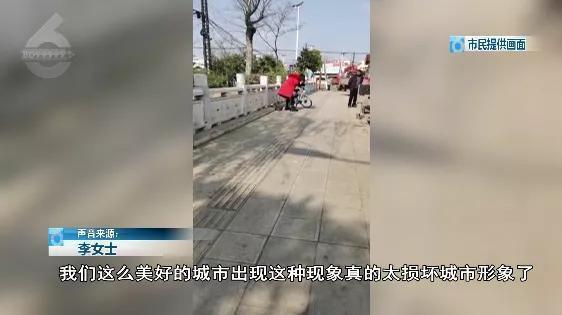 這女的“牛”！大白天拿鐵錘砸共享單車 只因“沒帶手機(jī)出門”？