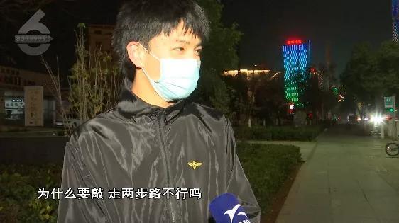 這女的“牛”！大白天拿鐵錘砸共享單車 只因“沒帶手機(jī)出門”？