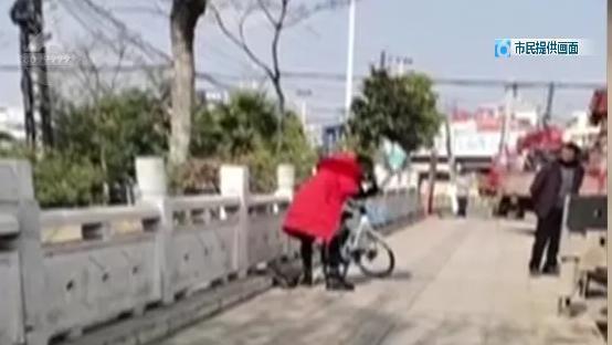這女的“牛”！大白天拿鐵錘砸共享單車 只因“沒帶手機(jī)出門”？