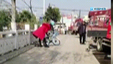 這女的“牛”！大白天拿鐵錘砸共享單車 只因“沒帶手機(jī)出門”？