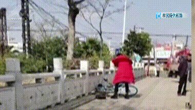 這女的“牛”！大白天拿鐵錘砸共享單車 只因“沒帶手機(jī)出門”？
