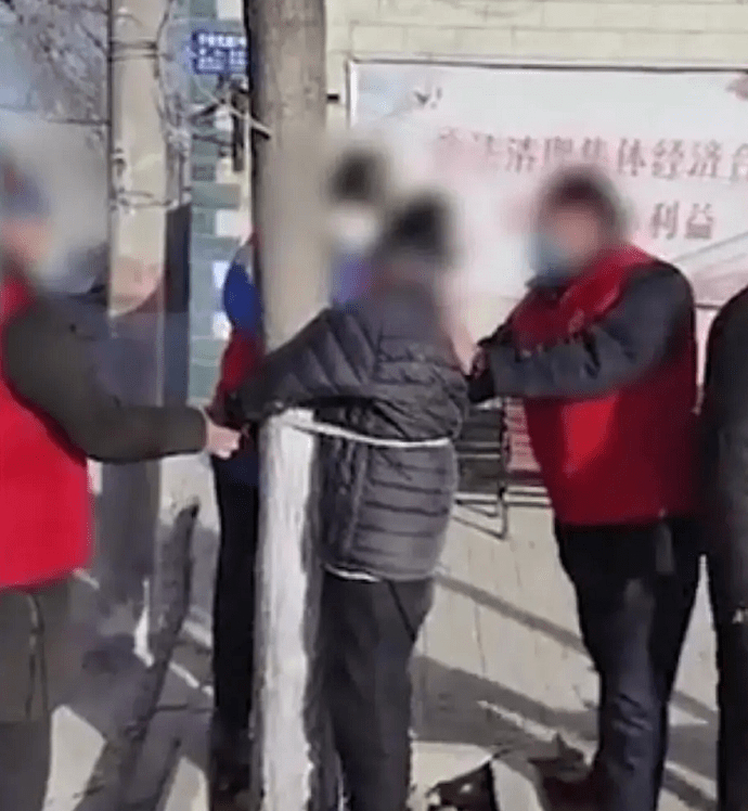 綁緊點！石家莊一老人外出被綁樹，村支書停職