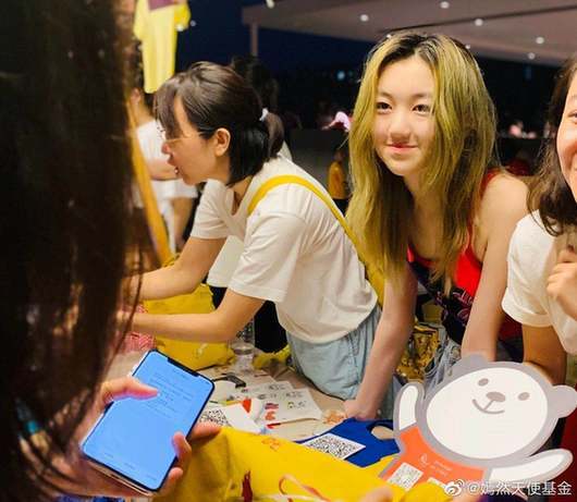 14歲李嫣穿短裙V領緊身衣 現在的李嫣徹底變美
