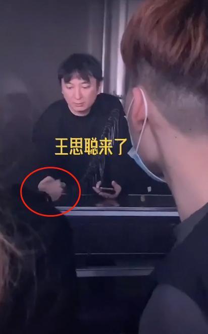 王思聰又換新女友？深夜在酒吧當眾摟抱旁若無人