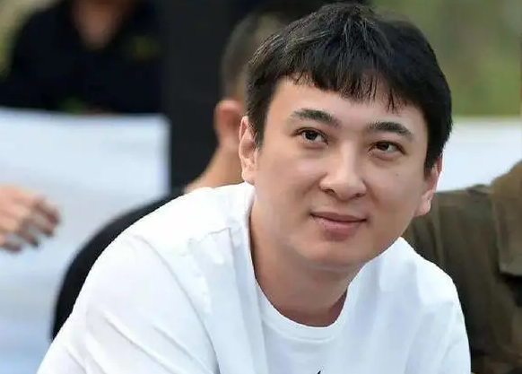 王思聰又換新女友？深夜在酒吧當眾摟抱旁若無人
