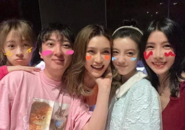 王思聰又換新女友？深夜在酒吧當眾摟抱旁若無人