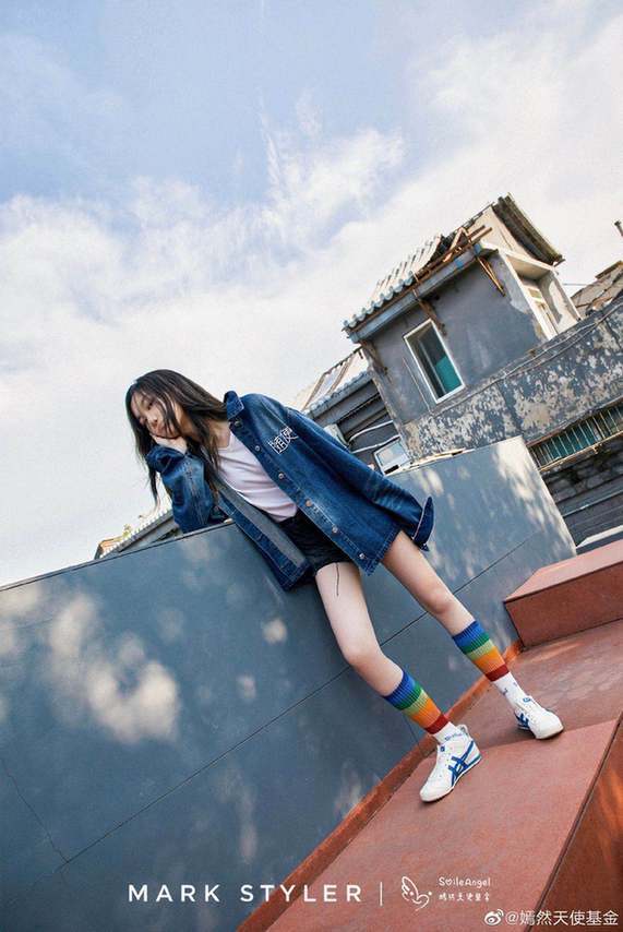 14歲李嫣穿短裙V領緊身衣 現在的李嫣徹底變美