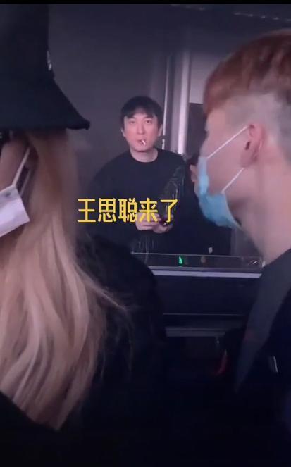王思聰又換新女友？深夜在酒吧當眾摟抱旁若無人