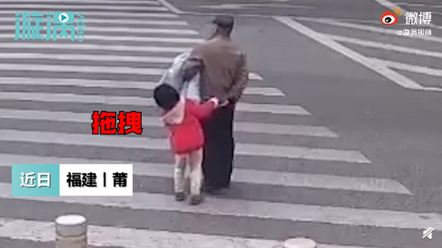 孫女阻攔爺爺闖紅燈未果 兩人被撞 網友：看著心疼，希望孩子沒事