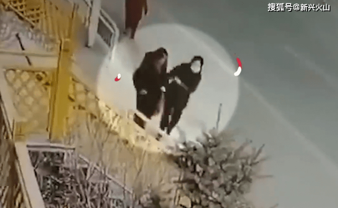 令人氣憤！路邊故意撞倒老人女子被警方控制  