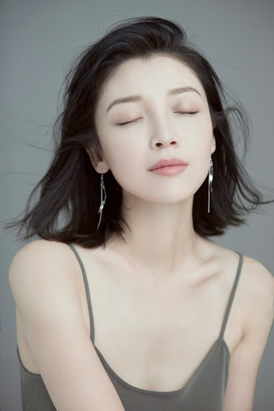 高曉菲吊帶裙寫真一展鎖骨美 雙劇播出角色引爭議