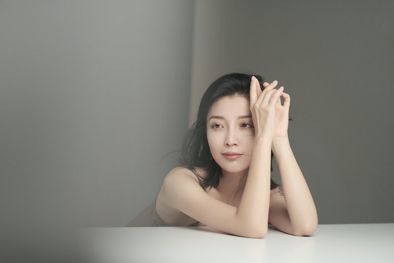 高曉菲吊帶裙寫真一展鎖骨美 雙劇播出角色引爭議