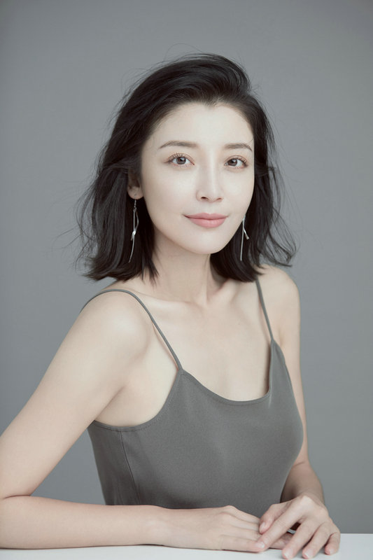 高曉菲吊帶裙寫真一展鎖骨美 雙劇播出角色引爭議