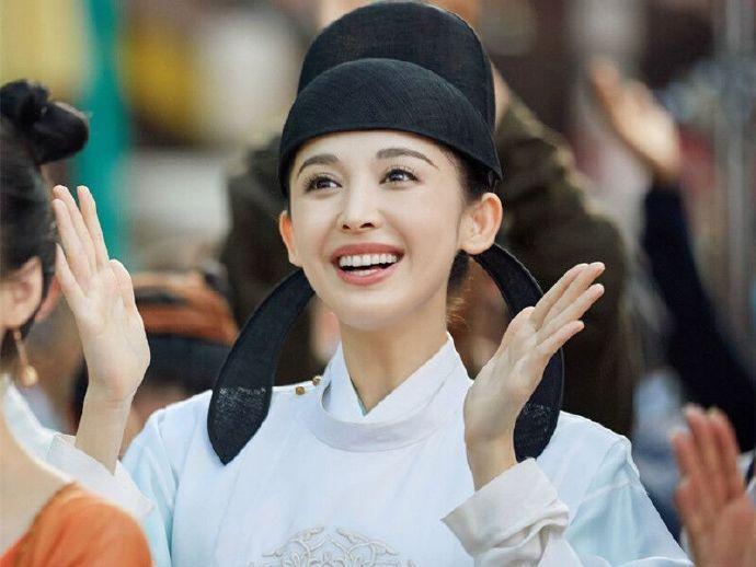 回應(yīng)被襲胸風(fēng)波，娜扎言簡意賅 小姐姐說了什么？