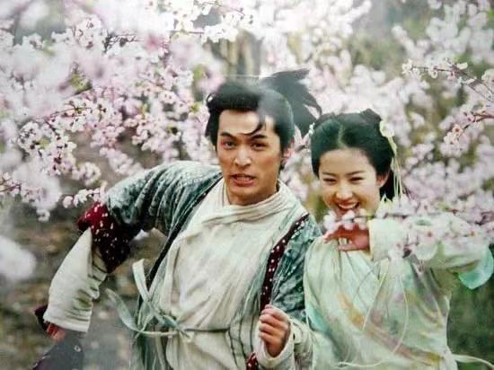 胡歌與劉亦菲結(jié)婚了？胡歌方辟謠：都是假的