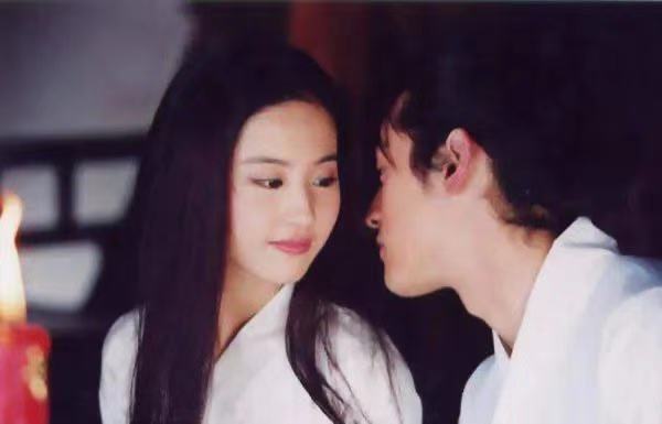 胡歌與劉亦菲結(jié)婚了？胡歌方辟謠：都是假的