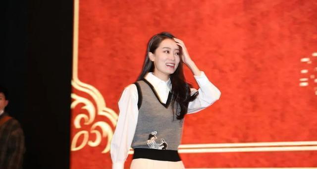 真的紅了！張小斐路演服裝品牌變化：從zara到parada