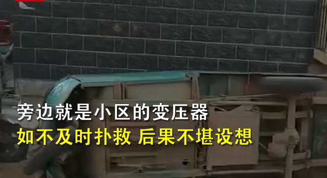點(diǎn)贊！居民掀翻4輛私家車為消防車開路 救命的通道豈能隨便占用