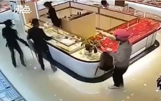【監(jiān)控圖】19歲女孩持美工刀搶金店 戴粉色頭盔遮住面部