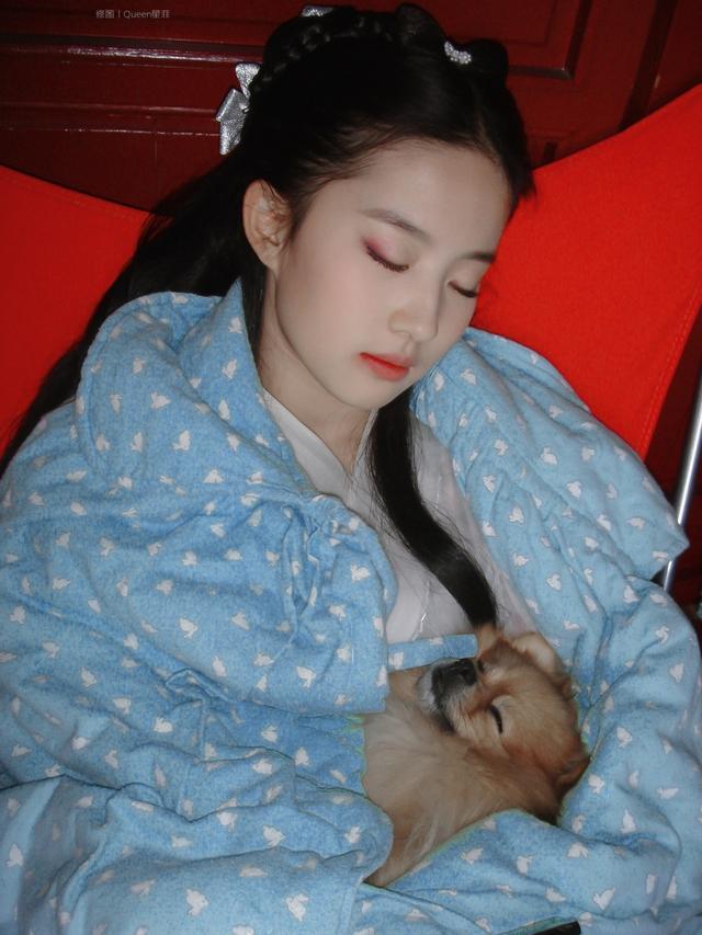 勤儉持家！劉亦菲拍戲的椅子用了18年，還有用了10年的羽絨服及9年的圍巾
