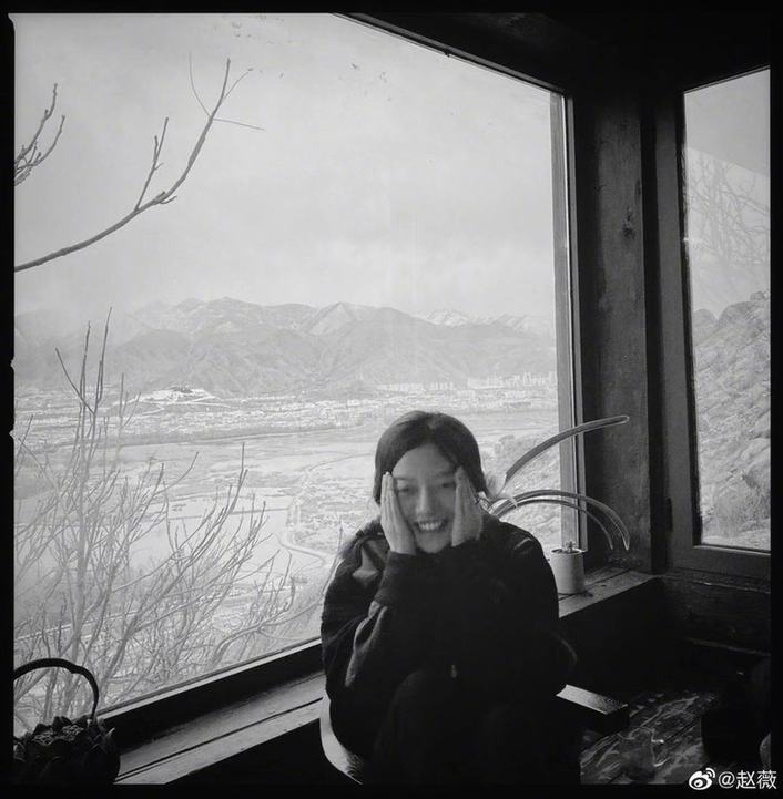 毫無偶像包袱！趙薇曬游客照文藝浪漫 綁丸子頭大口吃泡面愜意
