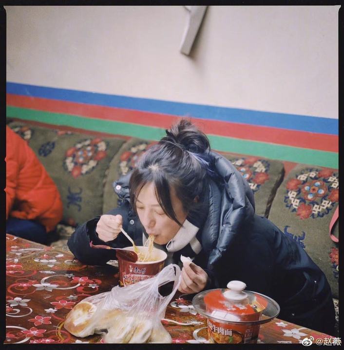毫無偶像包袱！趙薇曬游客照文藝浪漫 綁丸子頭大口吃泡面愜意