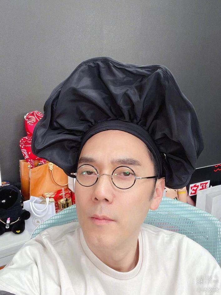 像極了兄弟 曬與倆兒子合影同框似兄弟