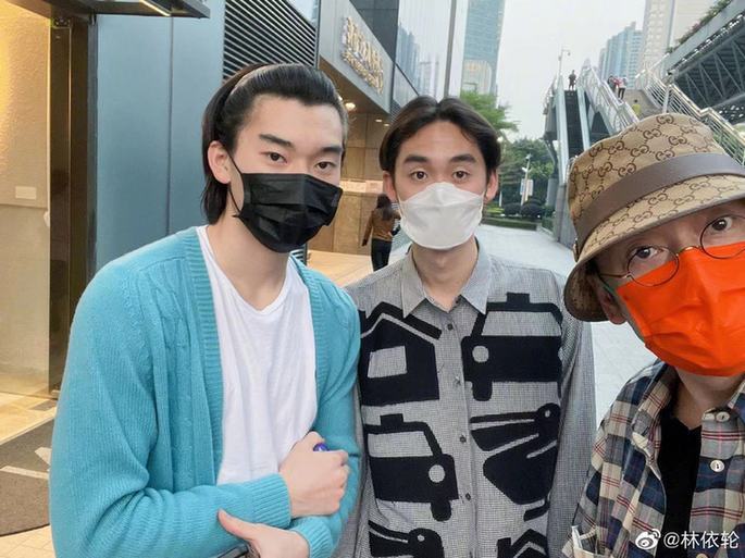 像極了兄弟 曬與倆兒子合影同框似兄弟