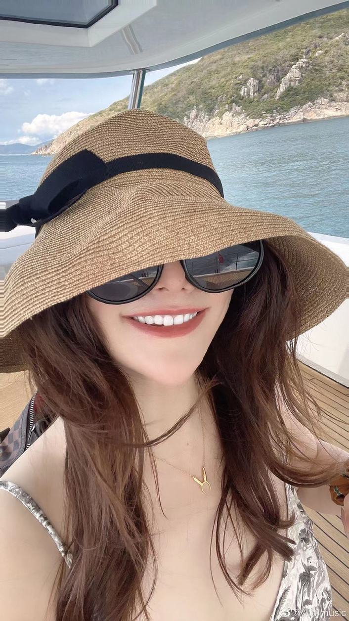 沈騰親姐姐身份曝光 45歲宛如少女顏值不輸女星 網(wǎng)友紛紛留言：姐姐好美！