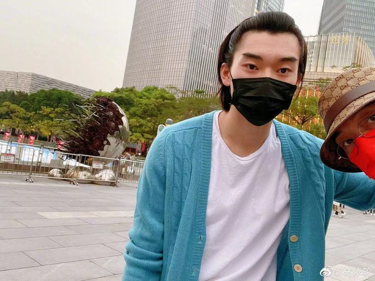 像極了兄弟 曬與倆兒子合影同框似兄弟