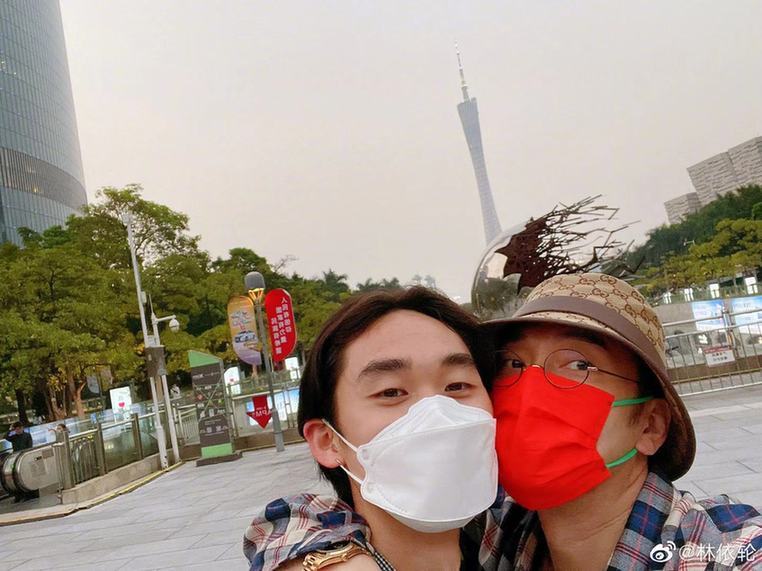 像極了兄弟 曬與倆兒子合影同框似兄弟